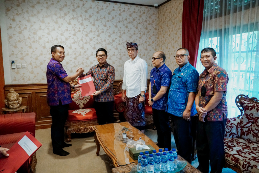 Terapkan Kurikulum Merdeka, Sekda Adi Arnawa Serahkan SK Kepala Sekolah dan Guru